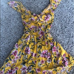 Floral Romper w/ Open back!